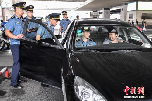 Data map: On May 16, 2018, law enforcement officers of the Law Enforcement Bureau of the Guangzhou Municipal Transportation Commission checked the relevant qualifications of online car-hailing at Guangzhou East Railway Station. Photo by Chen Jimin, reporter of China News Agency